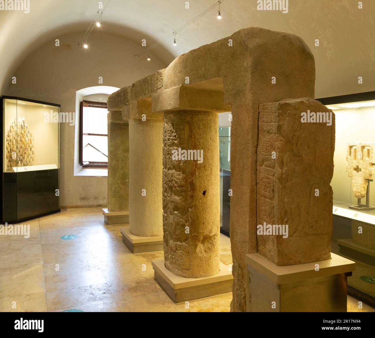 Colonne di pietra cinica inscritte, museo archeologico Maya, Fort San Jose, Campeche, Messico Foto Stock