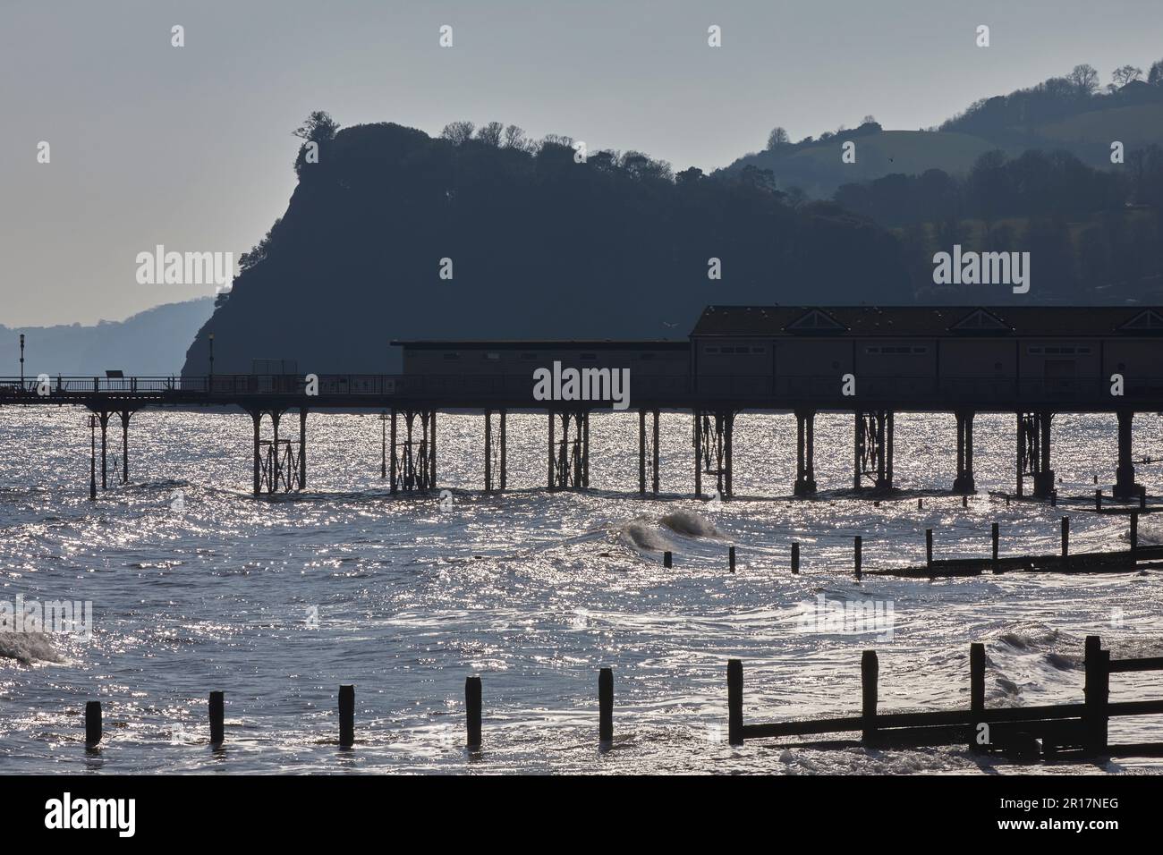 Una silhouette vista della spiaggia, molo e ness headland, a Teignmouth, Devon, Gran Bretagna. Foto Stock