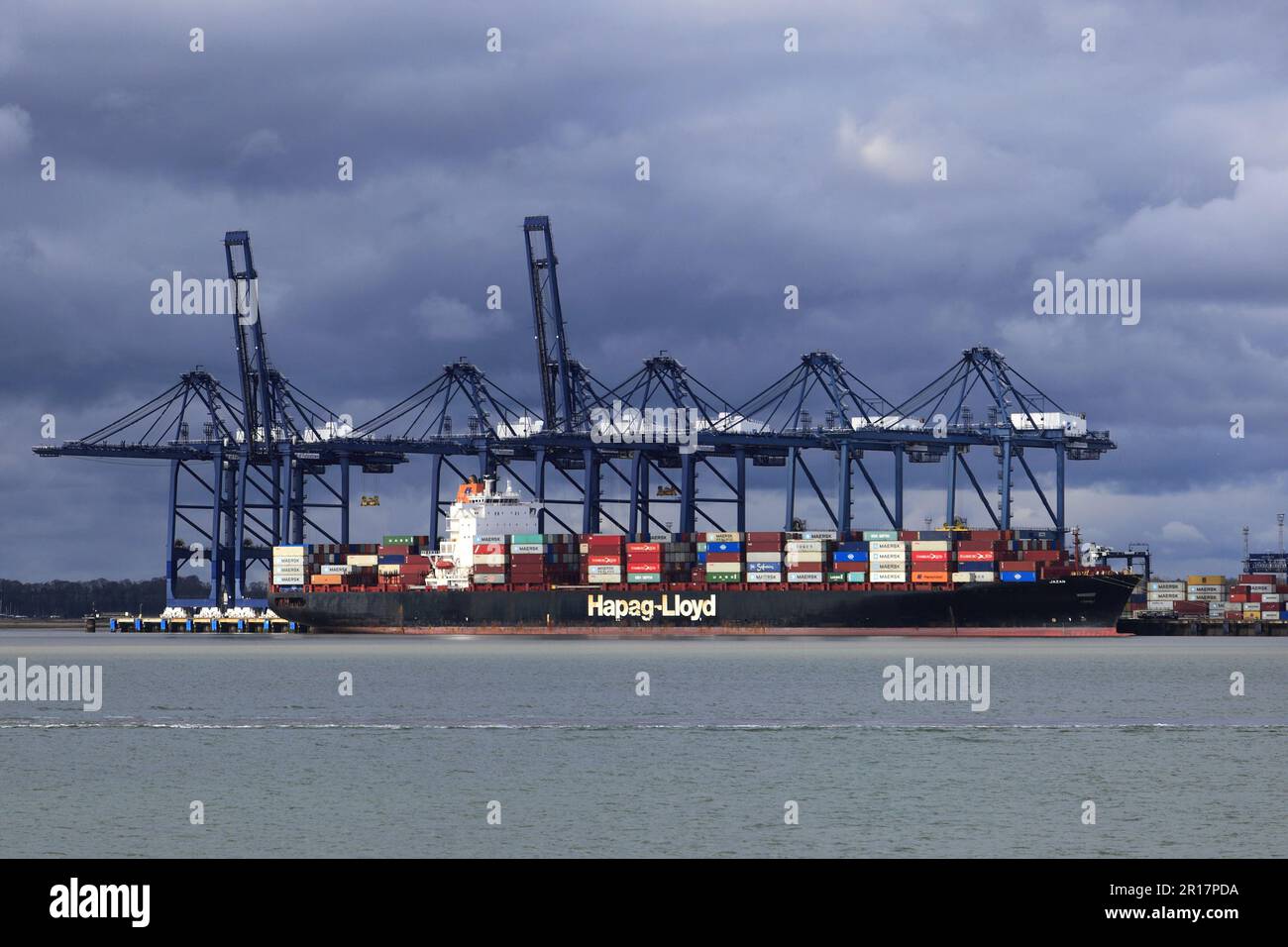 Nave container Hapag Lloyd Jazan, scaricata e caricata al porto di Felixstowe, Suffolk, Inghilterra, Regno Unito Foto Stock