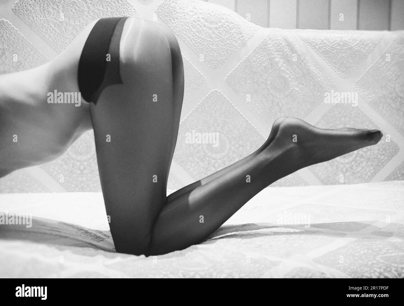 Un paio di gambe che indossano collant nero Foto Stock