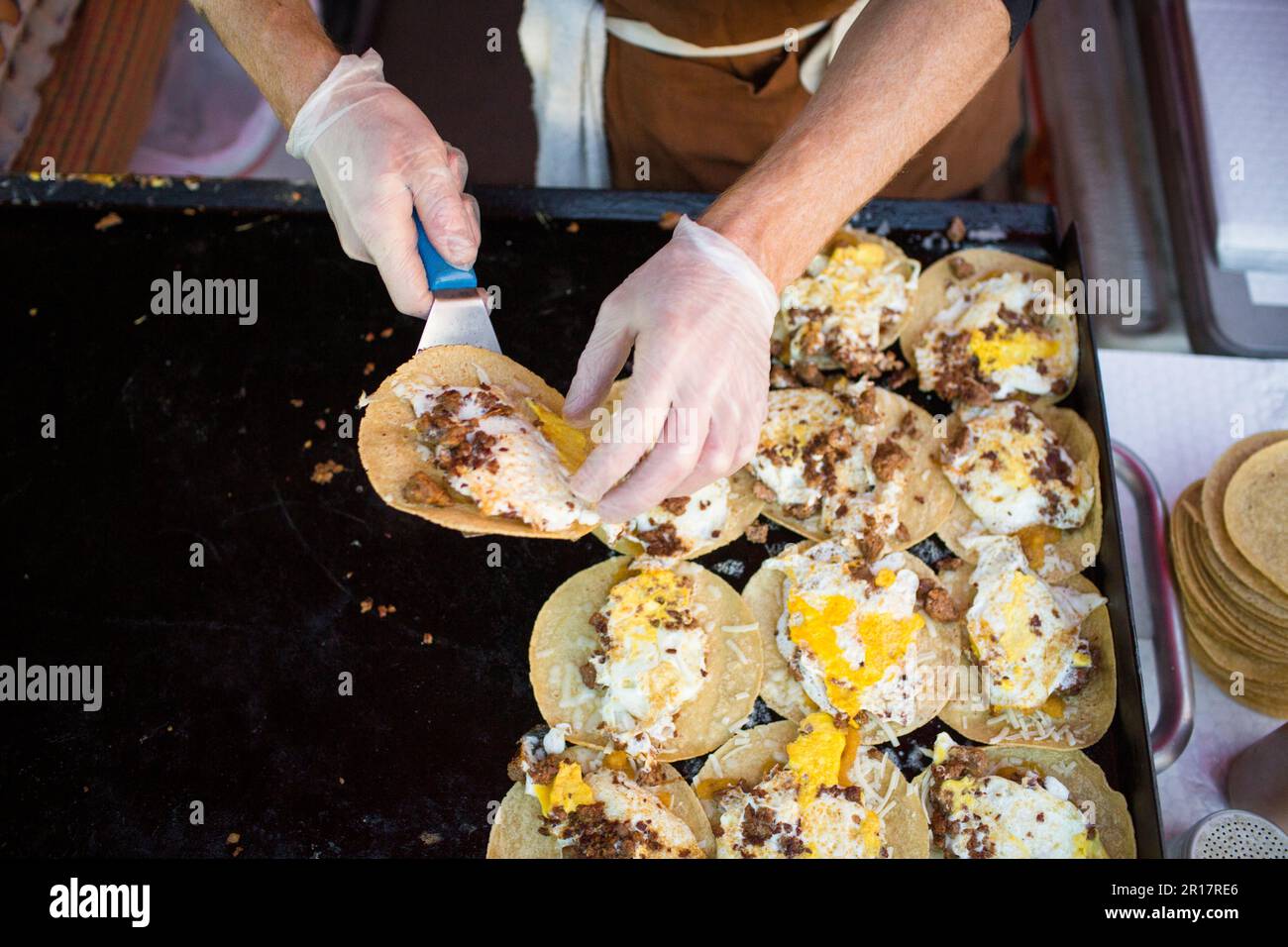 Mani fare colazione Tacos al Farmers Market a Burlington Foto Stock