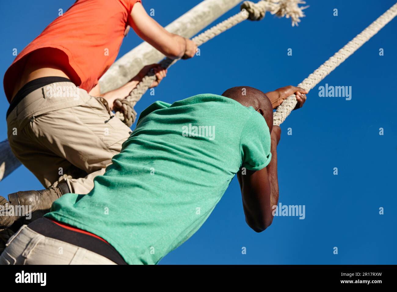 Non smettere quando youre stanco, smettere quando youre fatto. due uomini che si arrampicano sulle corde al bootcamp. Foto Stock