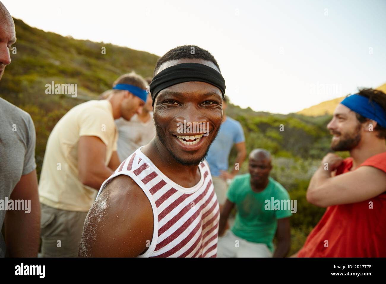 Che cosa non ti uccide, ti rende più forte. Ritratto di un giovane al bootcamp con i suoi amici. Foto Stock