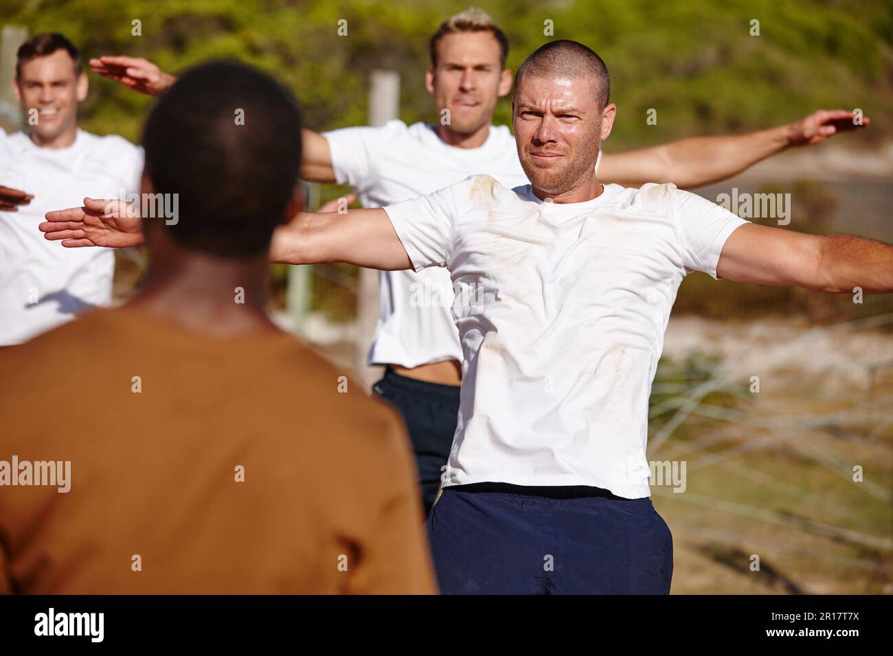 Bruciando quelle calorie al bootcamp. un gruppo di uomini che fanno esercizi in un bootcamp militare. Foto Stock