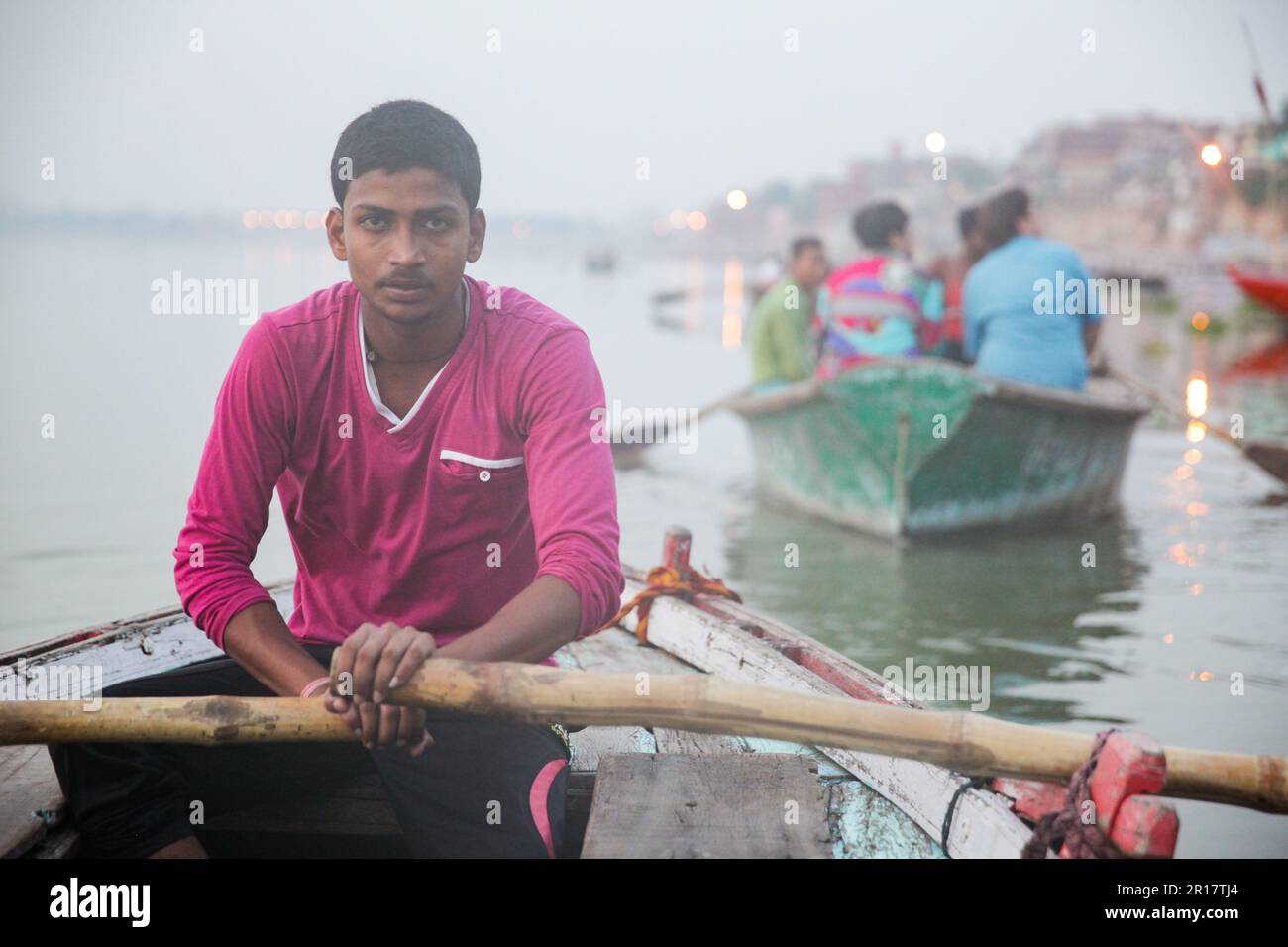 Ritratto dell'uomo indiano in barca Row sul fiume Ganges India Foto Stock