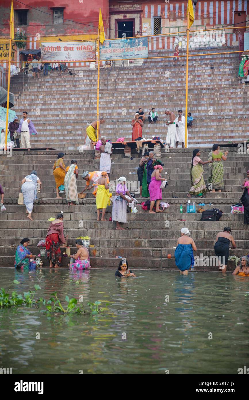 Persone su gradini in Varanasi India dopo il bagno nel Gange Foto Stock