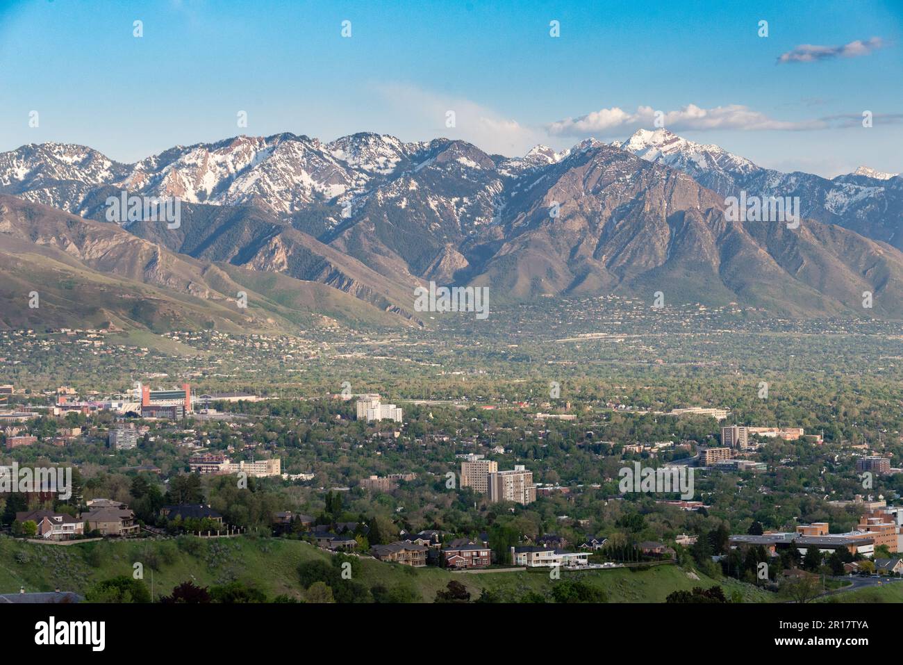 Vista sulle montagne innevate che circondano Salt Lake City Foto Stock