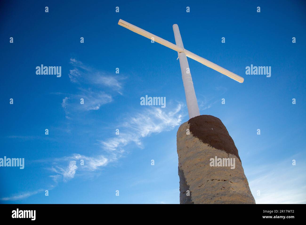 Croce sulla cima della montagna di salvezza Foto Stock