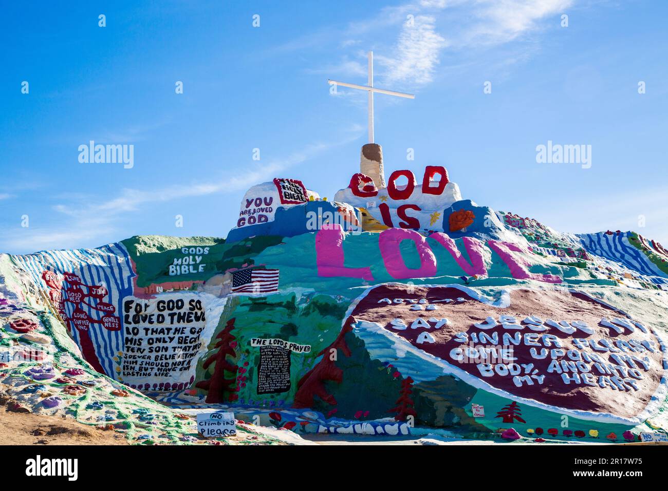 Arte Folcloristica della montagna della salvezza con la Croce Foto Stock