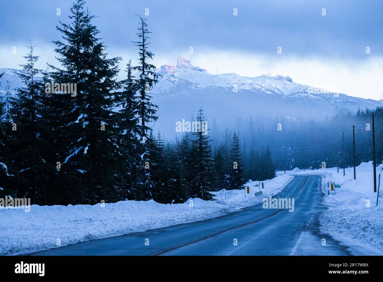 Empty Road in inverno a Whistler British Columbia Canada Foto Stock