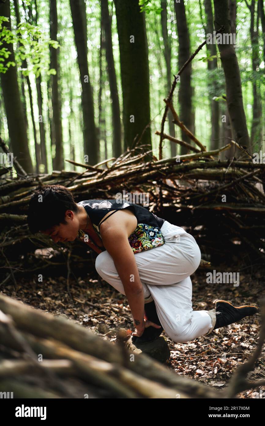 ballerino bilancia in bella forrest in estate in germania Foto Stock