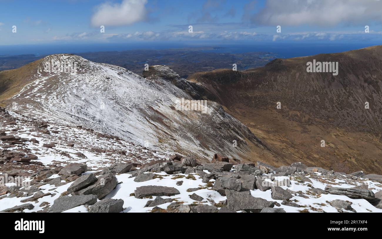 Crinale vicino alla cima di Sail Gharbh, una delle 3 cime del monte Quinag nell'Assynt, Scozia. Vista ovest verso la costa vicino Lochinver Foto Stock