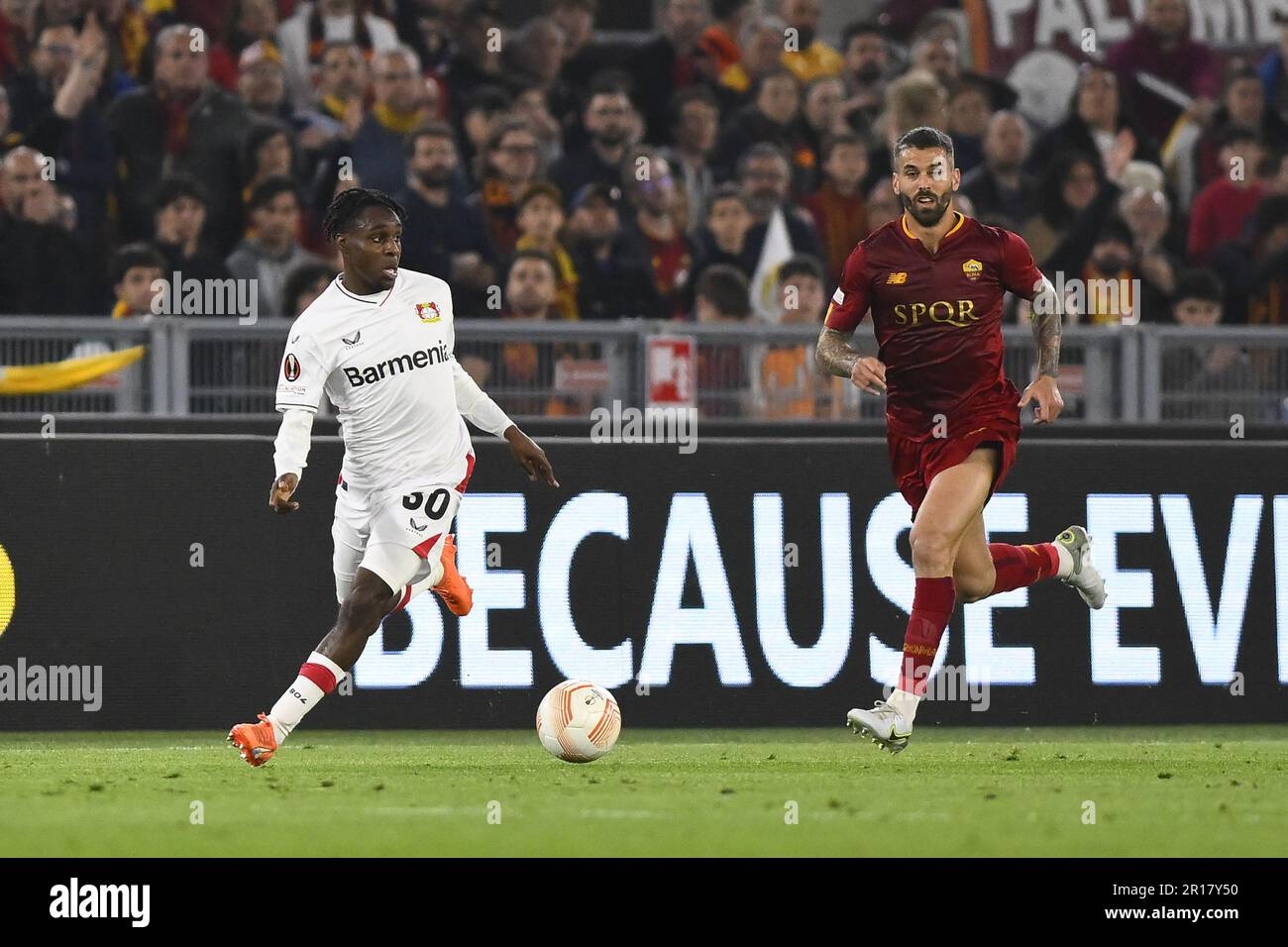 JEREMIE Frimpong di Bayer 04 Leverkusenv durante la prima tappa della semifinale della UEFA Europa League tra A.S. Roma vs Bayer 04 Leverkusen Foto Stock