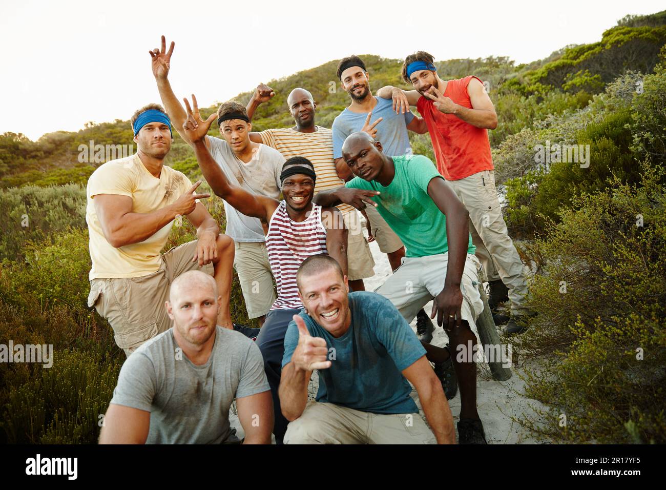 Sono sopravvissuti al campo di stivali. Ritratto di un gruppo di amici sportivi maschi sopravvissuti al bootcamp. Foto Stock