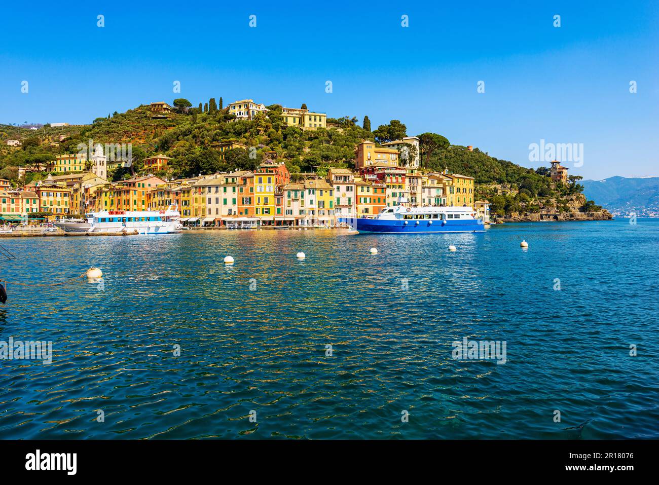 Traghetti turistici nel famoso villaggio di Portofino, località turistica di lusso in provincia di Genova, Liguria, Italia, Europa. Porto e case colorate. Foto Stock