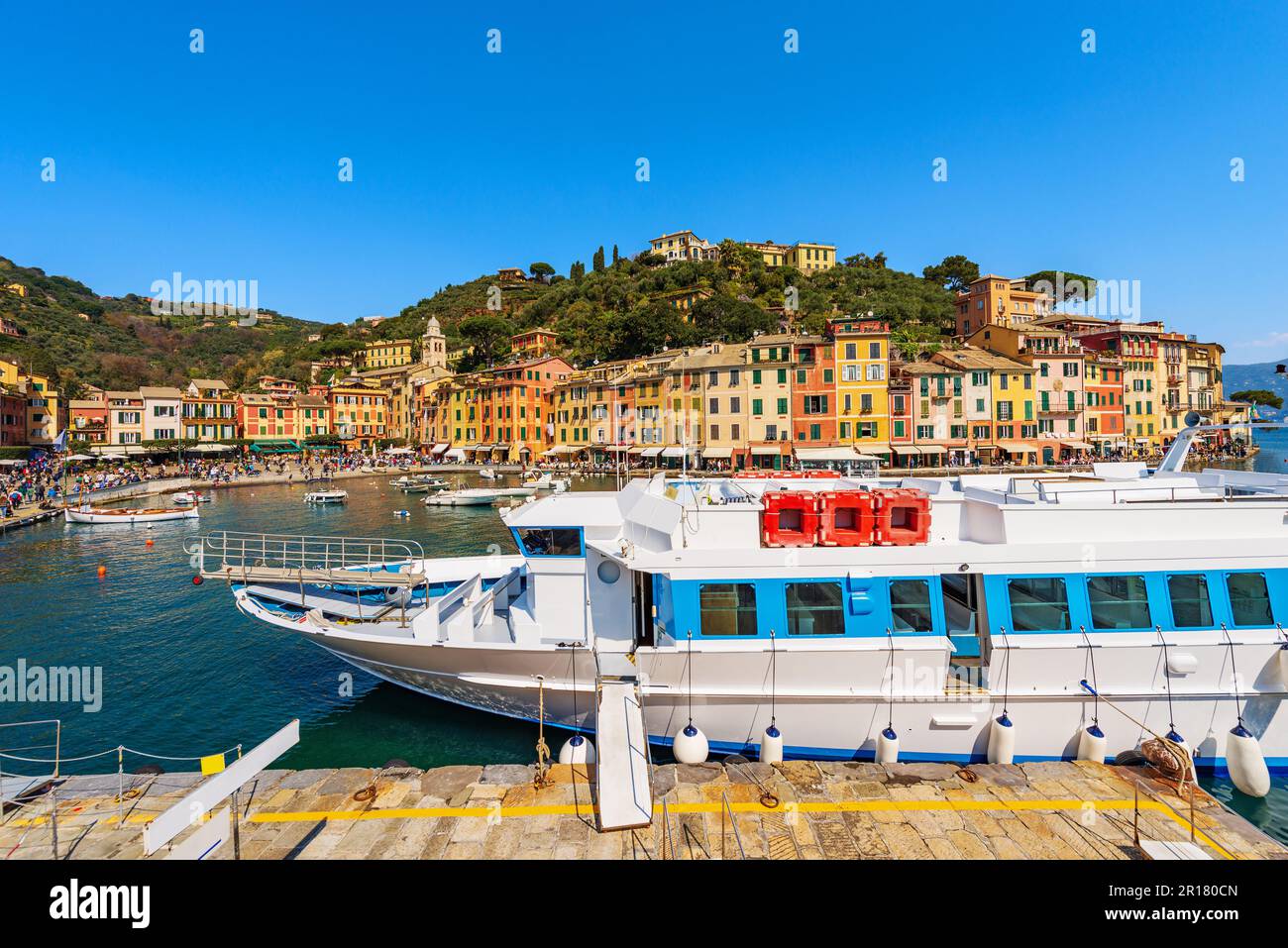 Famoso borgo di Portofino, località turistica di lusso in provincia di Genova, Liguria, Italia, Europa. Porto e case colorate, Mar Mediterraneo. Foto Stock