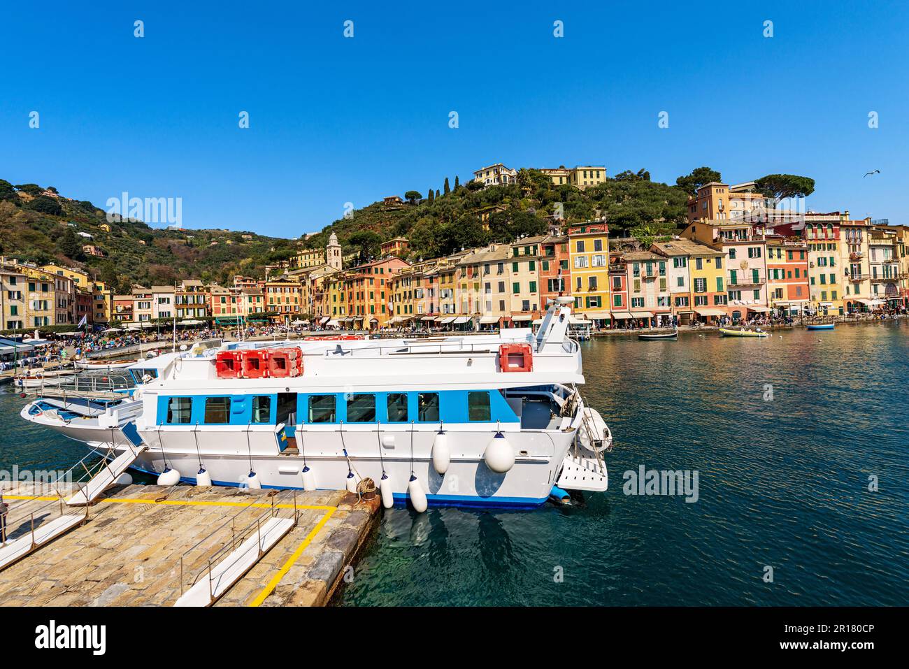 Famoso borgo di Portofino, località turistica di lusso in provincia di Genova, Liguria, Italia, Europa. Porto e case colorate, Mar Mediterraneo. Foto Stock
