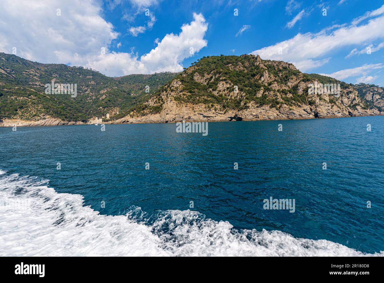 Costa rocciosa di San Fruttuoso, famosa per la sua antica abbazia, tra Portofino e Camogli, provincia di Genova, Liguria, Italia, Europa. Mar Mediterraneo. Foto Stock