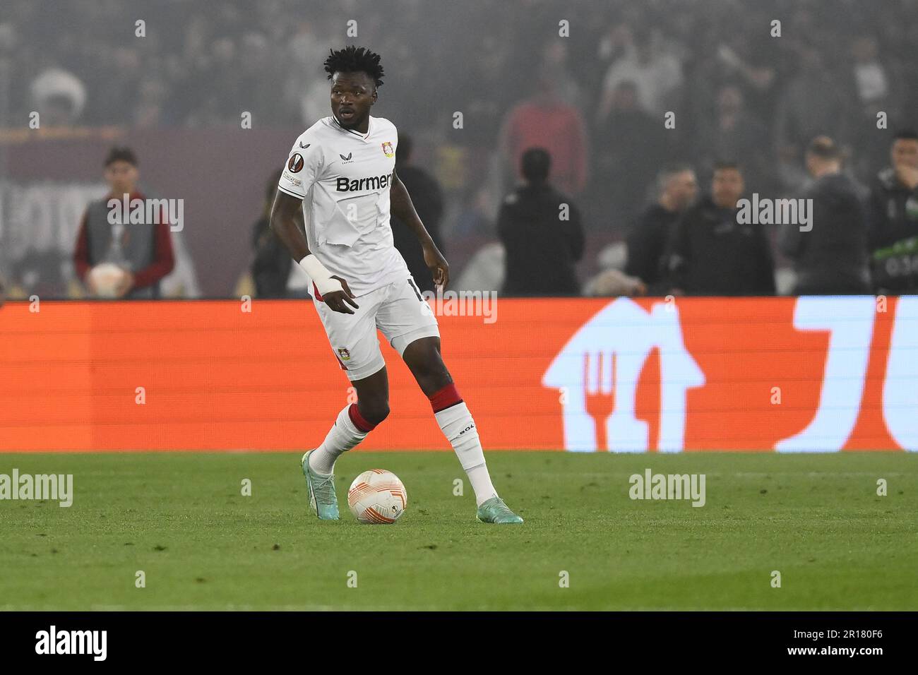 Edmond Tapsoba di Bayer 04 Leverkusen durante la prima tappa della semifinale della UEFA Europa League tra A.S. Roma vs Bayer 04 Leverkusen il mese di maggio Foto Stock