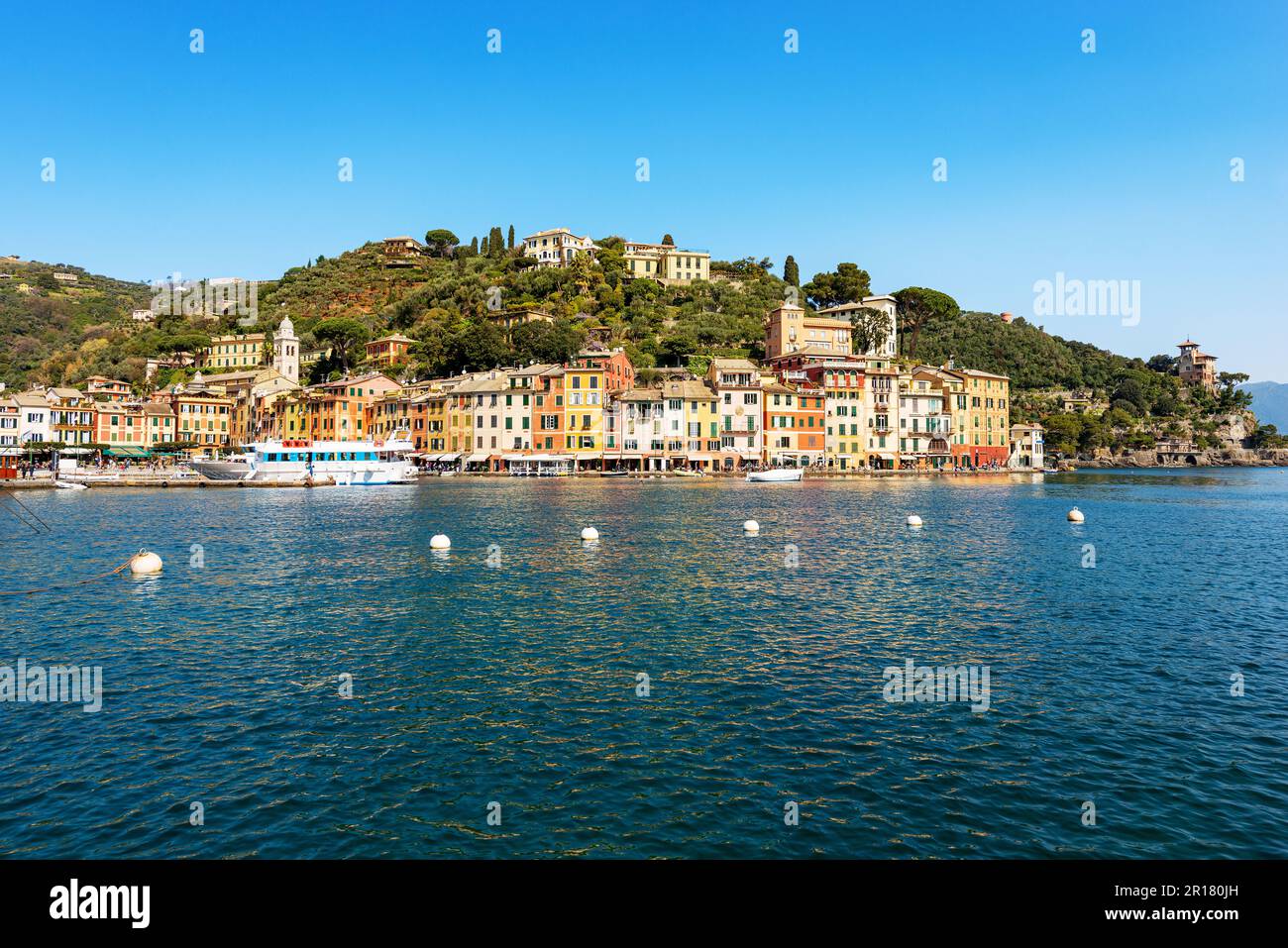 Villaggio di Portofino, località turistica di lusso in provincia di Genova, Liguria, Italia, Europa. Porto e case colorate, Mar Mediterraneo (Mar Ligure). Foto Stock