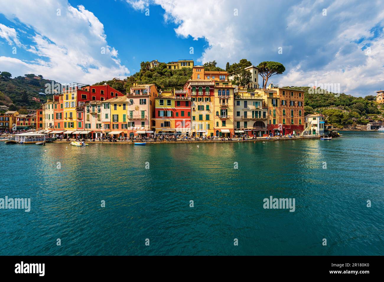 Villaggio di Portofino, località turistica di lusso in provincia di Genova, Liguria, Italia, Europa. Porto e case colorate, Mar Mediterraneo (Mar Ligure). Foto Stock