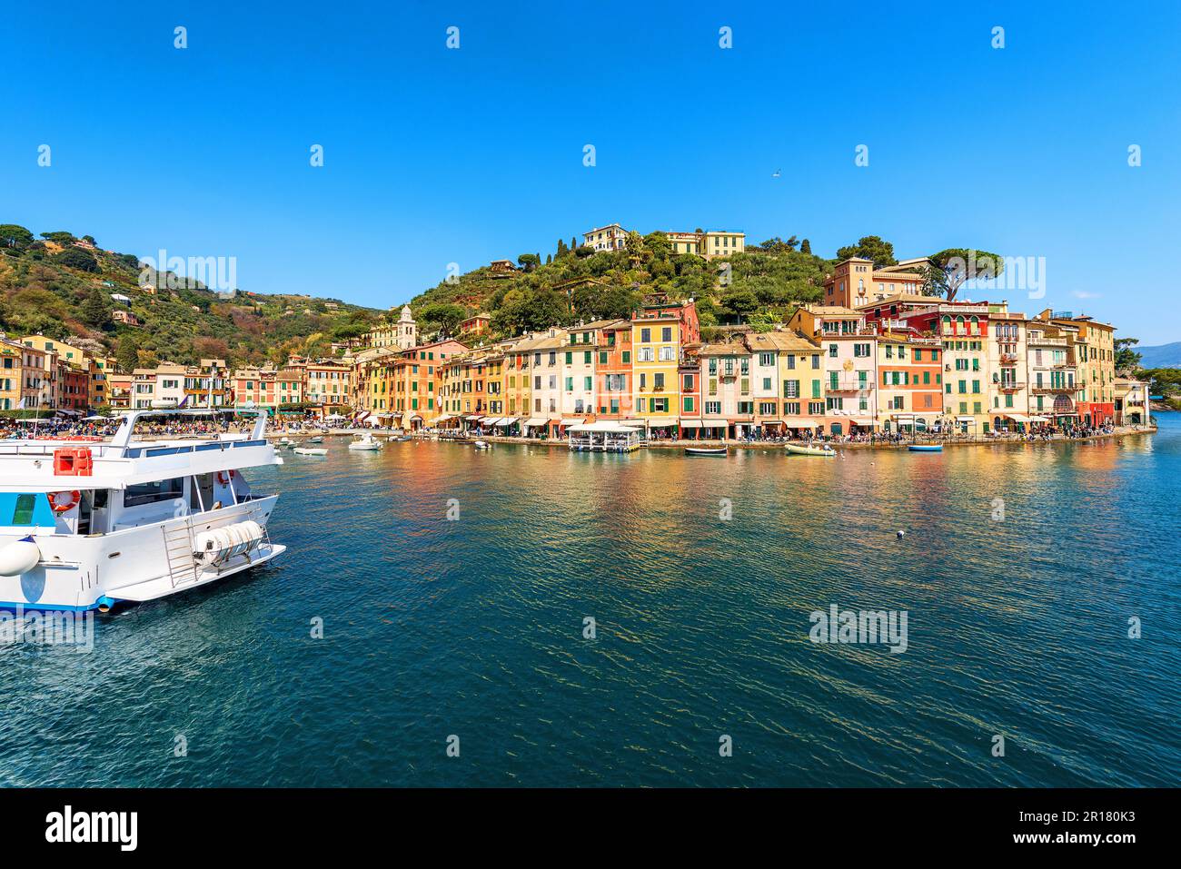 Villaggio di Portofino, località turistica di lusso in provincia di Genova, Liguria, Italia, Europa. Porto e case colorate, Mar Mediterraneo (Mar Ligure). Foto Stock