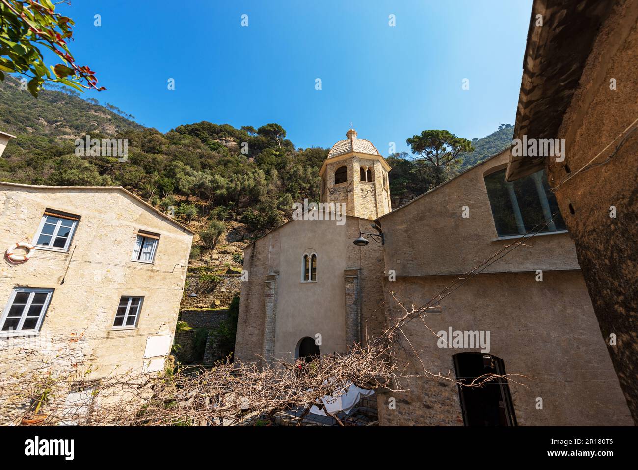 Facciata dell'antica Abbazia di San Fruttuoso, X-XI secolo, luogo di culto tra Portofino e Camogli, provincia di Genova, Liguria, Italia, Europa. Foto Stock