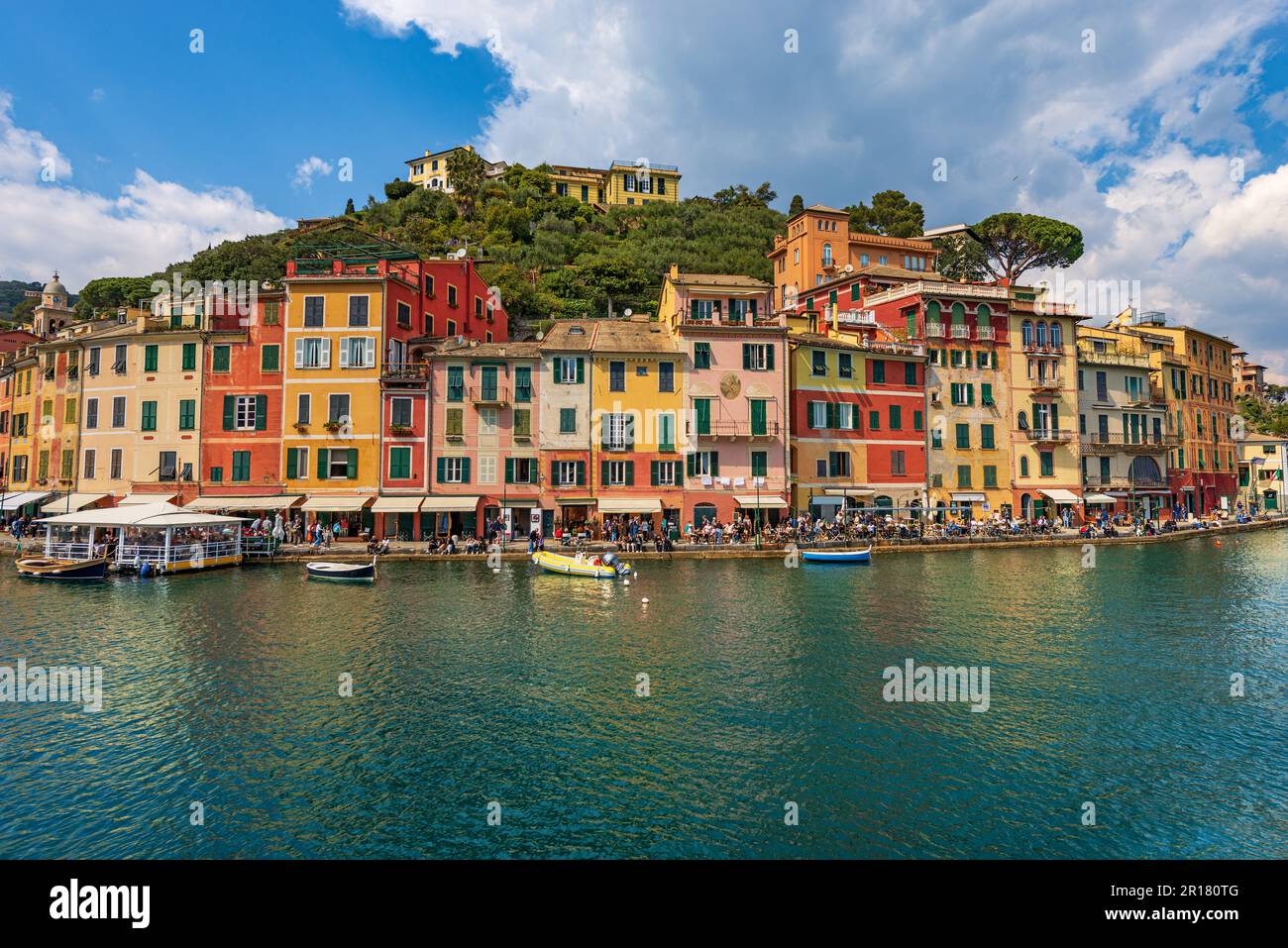 Case multicolore e porto di Portofino, località turistica di lusso in provincia di Genova, Liguria, Italia, Europa. Lungomare con molti turisti. Foto Stock