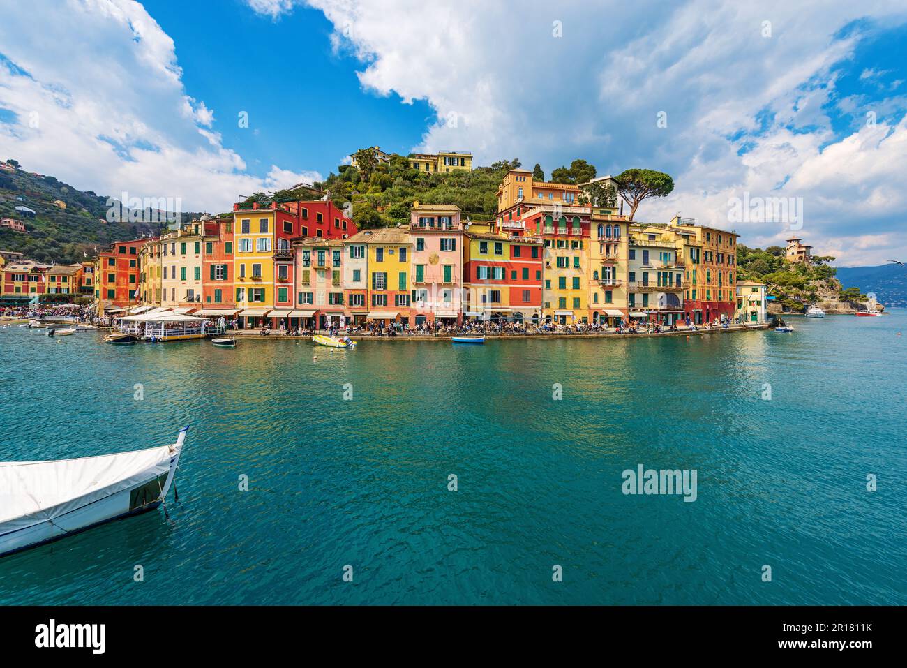 Paesaggio urbano e porto di Portofino, località turistica di lusso in provincia di Genova, Liguria, Italia, Europa. Case colorate, Mar Mediterraneo (Mar Ligure). Foto Stock