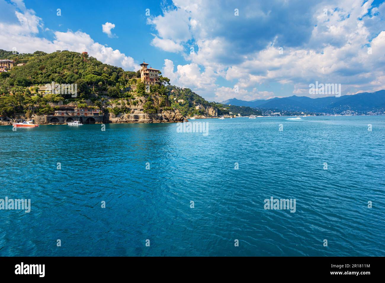 Costa del famoso borgo di Portofino, località turistica di lusso in provincia di Genova, Liguria, Italia, Europa. Ville per vacanze, Mar Mediterraneo. Foto Stock