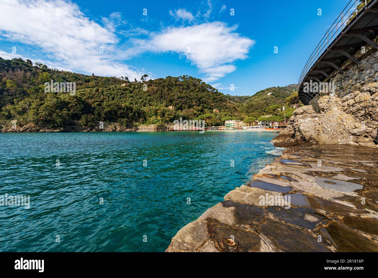 Baia e spiaggia di paraggi nei pressi del paese di Portofino. Località turistica in Provincia di Genova, Liguria, Italia, Europa. Costa e Mar Mediterraneo. Foto Stock