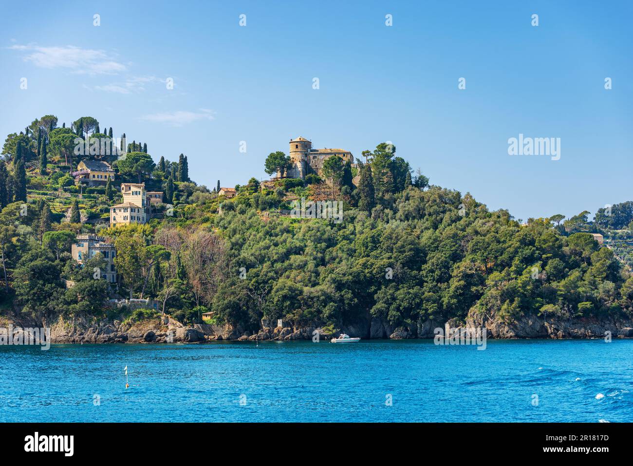 Castello medievale marrone o di San Giorgio (San Giorgio) nel famoso borgo di Portofino, Mar Mediterraneo, provincia di Genova, Liguria, Italia, Europa. Foto Stock