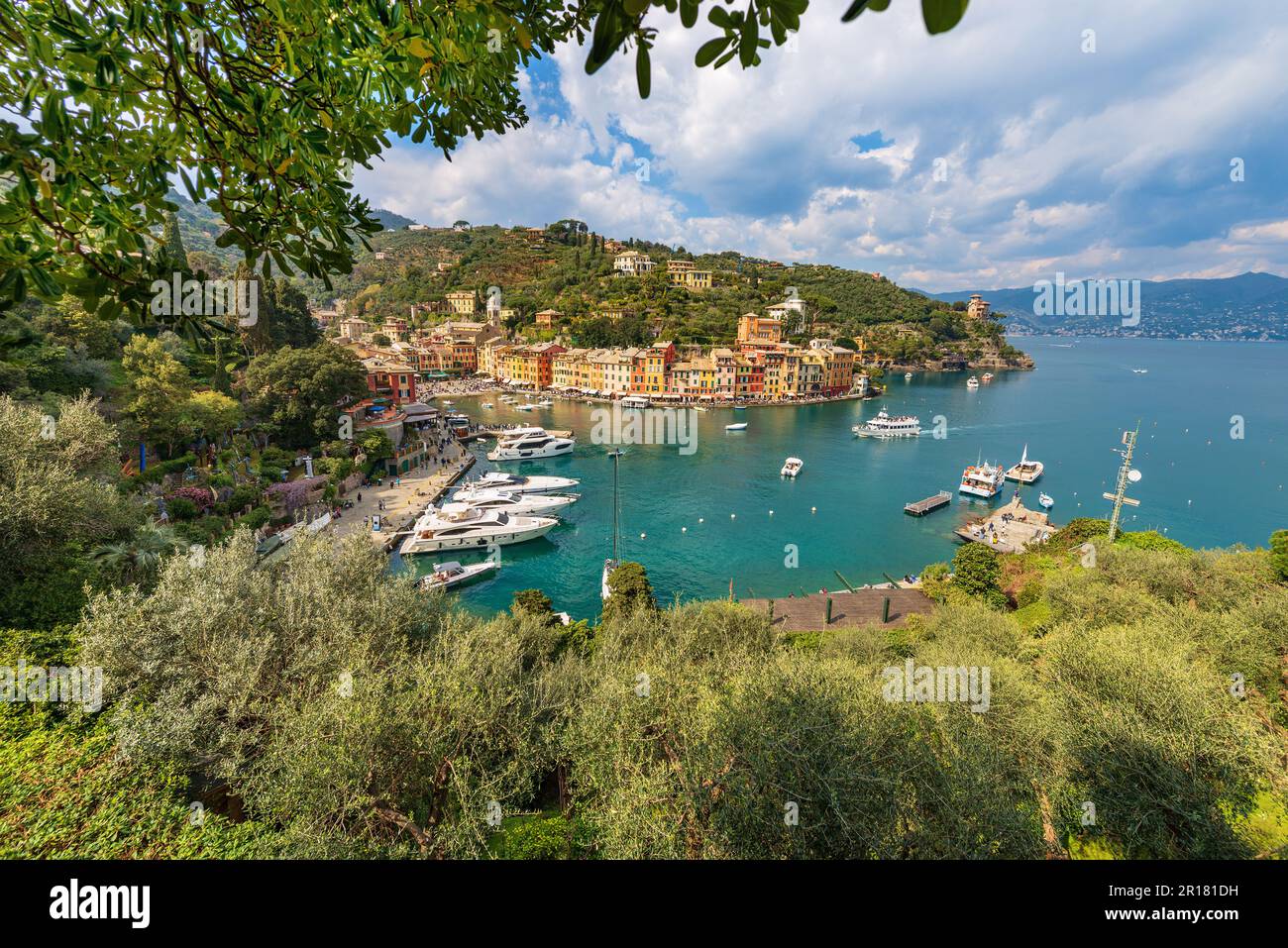 Veduta aerea del famoso borgo di Portofino, località turistica di lusso in provincia di Genova, Liguria, Italia, Europa. Porto e case colorate. Foto Stock