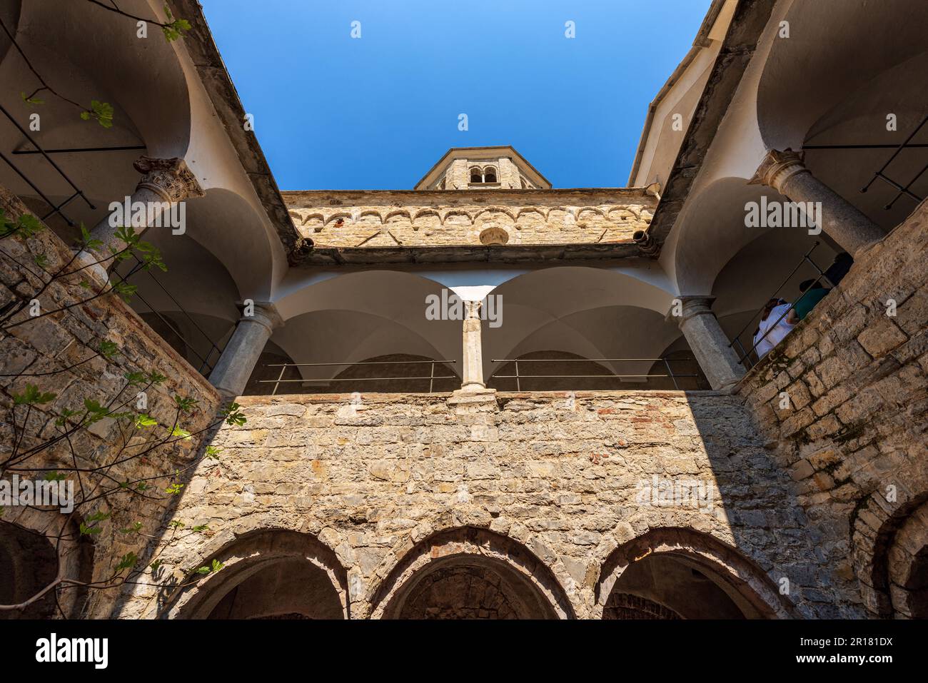 Primo piano dell'antica Abbazia di San Fruttuoso, X-XI secolo, luogo di culto tra Portofino e Camogli, provincia di Genova, Liguria, Italia, Europa. Foto Stock
