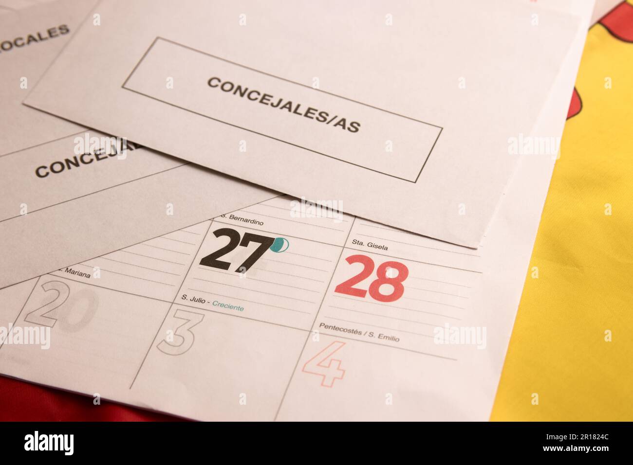 Buste elettorali per l'elezione dei Consiglieri nei comuni di ciascuno dei comuni del paese, in cima ad un calendario che segna il 28th Foto Stock Buste elettorali per l'elezione dei Consiglieri nei comuni di ciascuno dei comuni del paese, in cima ad un calendario che segna il 28th Foto Stock