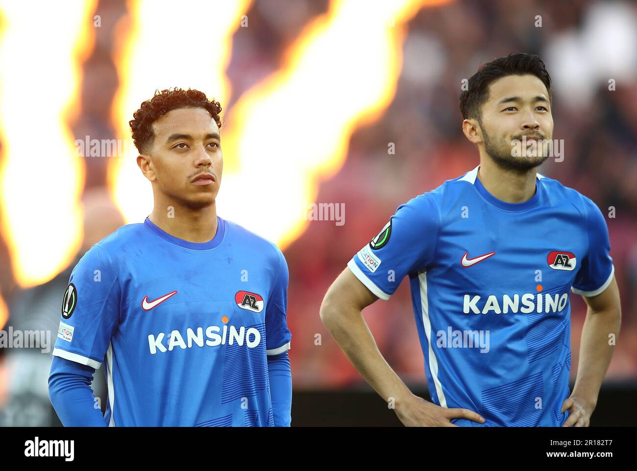 Londra, Regno Unito. 11th maggio 2023. Myron van Brederode di AZ Alkmaar e Yukinari Sugawara di AZ Alkmaar durante la partita di calcio di West Ham United contro AZ Alkmaar, UEFA Europa Conference League, Londra, Londra, Regno Unito. Credit : Michael Zemanek Credit: Michael Zemanek/Alamy Live News Foto Stock