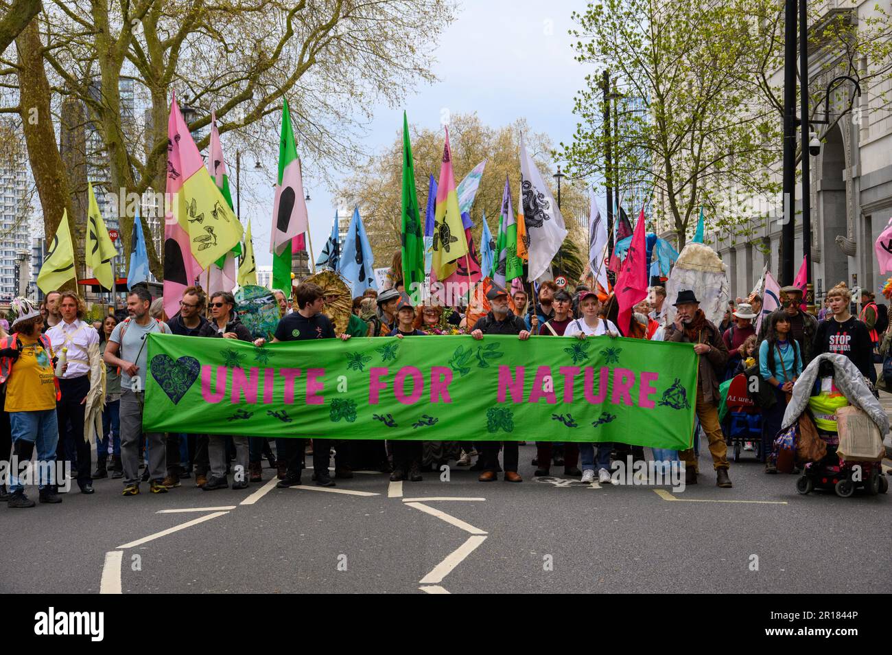 LONDRA - 22 aprile 2023: I leader prendono il posto di primo piano, unendo i manifestanti al banner "Unite per la natura", amplificando l'appello alla giustizia ambientale Foto Stock