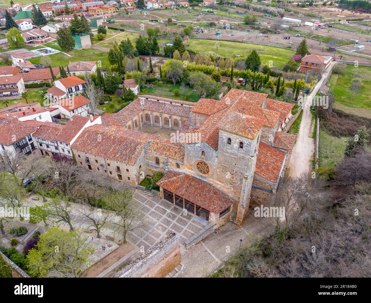 San Cosme e la Collegiata di San Damiano, Covarrubias, Burgos, Spagna. Fu costruita sulla base di una precedente chiesa romanica. Chiesa gotica. Ha una Los Angeles Foto Stock