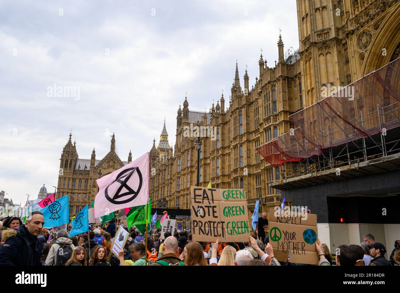 LONDRA - 22 aprile 2023: Unisciti all'attivismo dinamico in movimento mentre i manifestanti della rivolta di estinzione si dirigono verso le Camere del Parlamento, loro Foto Stock