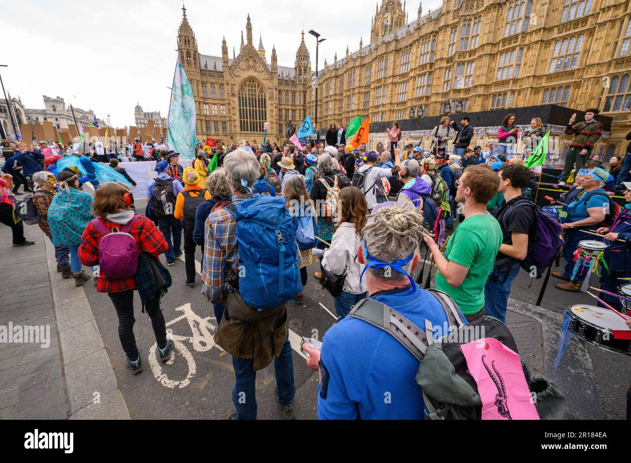 LONDRA - 22 aprile 2023: Osserva l'impatto dei manifestanti della XR che marciano davanti alle Camere del Parlamento, dirigendoti verso la Piazza del Parlamento in una poderosa Foto Stock