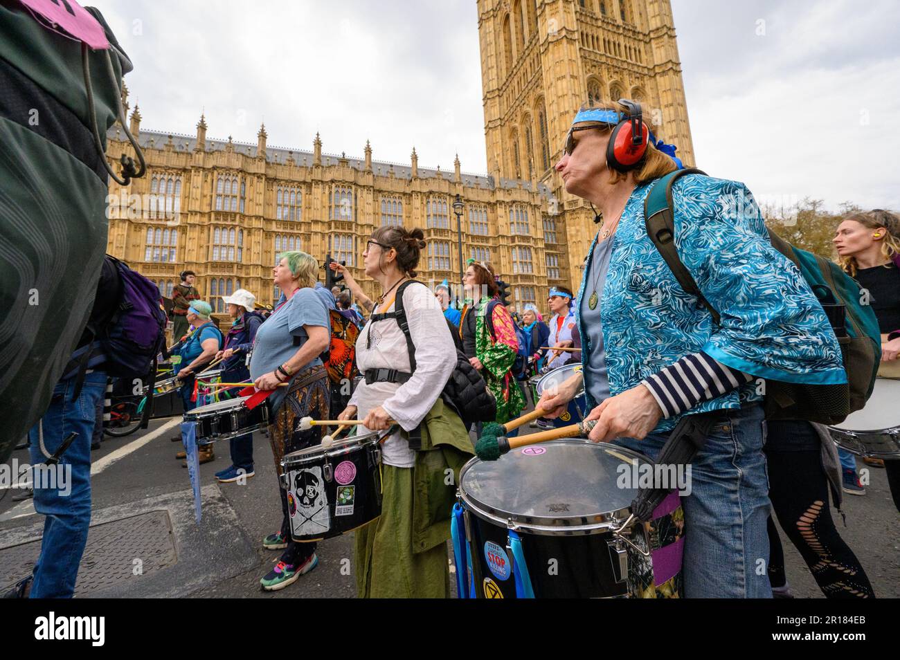 LONDRA - 22 aprile 2023: I manifestanti della ribellione che battono la batteria, marciando davanti al Parlamento, sulla strada per Piazza del Parlamento, in una potente dis Foto Stock