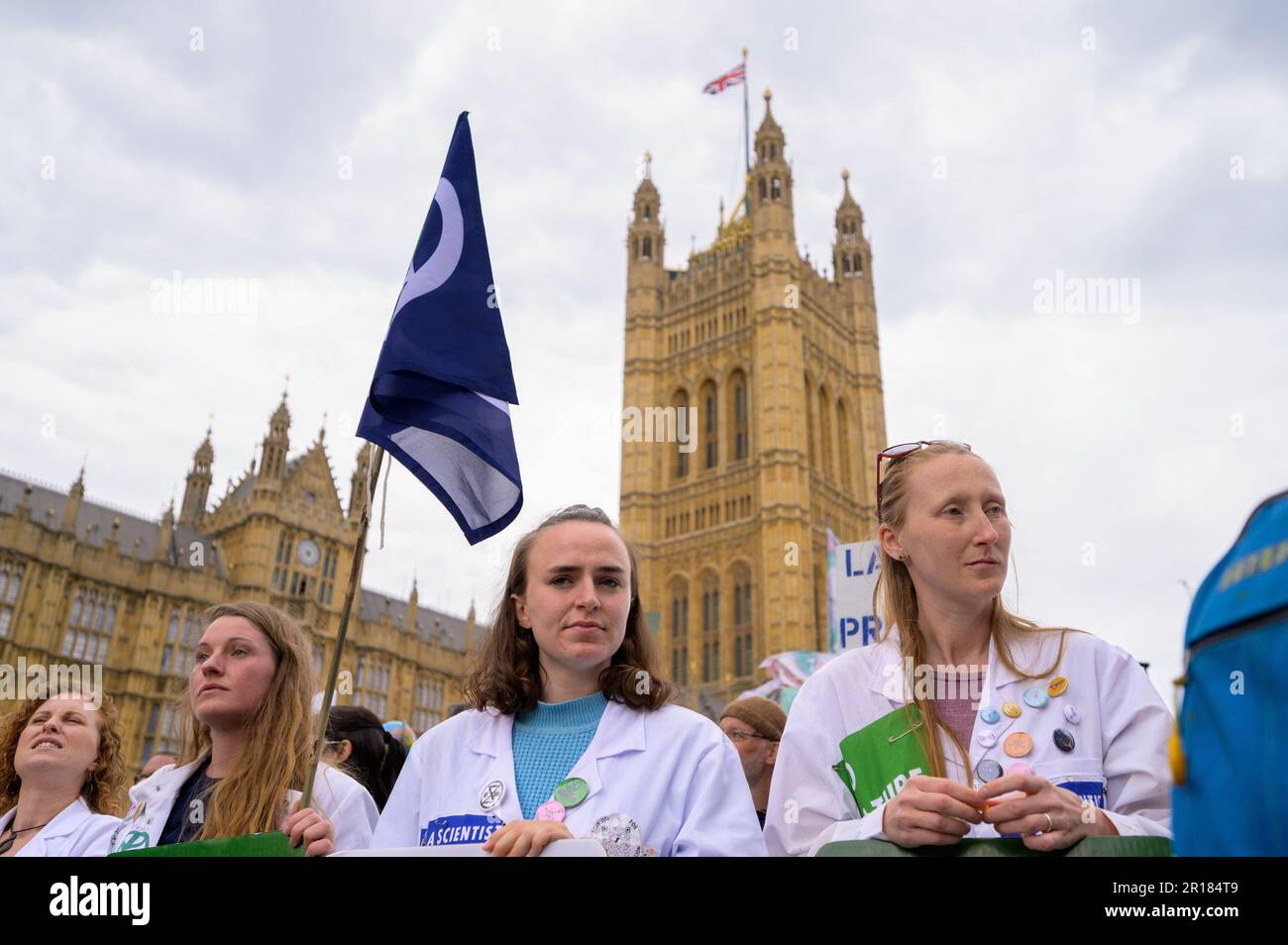 LONDRA - 22 aprile 2023: Unisciti alla protesta del camice da laboratorio mentre gli scienziati XR partecipano alla marcia, mostrando l'unità della comunità scientifica in Advo Foto Stock