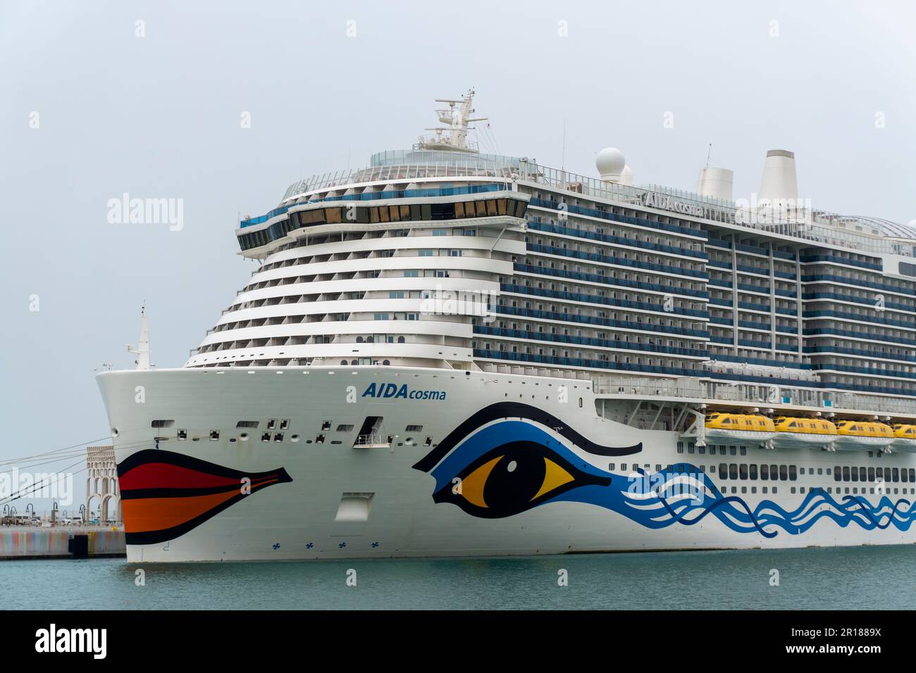 La nave da crociera tedesca "AIDAcosma" ormeggiata al porto di Doha. Foto Stock