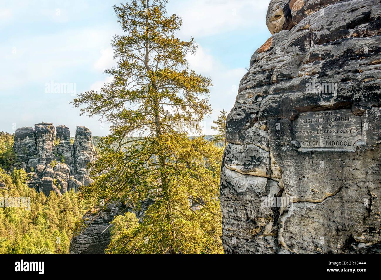 Antico rilievo murario in arenaria sul ponte di roccia di Bastei, Svizzera Sassonia, Sassonia, Germania Foto Stock