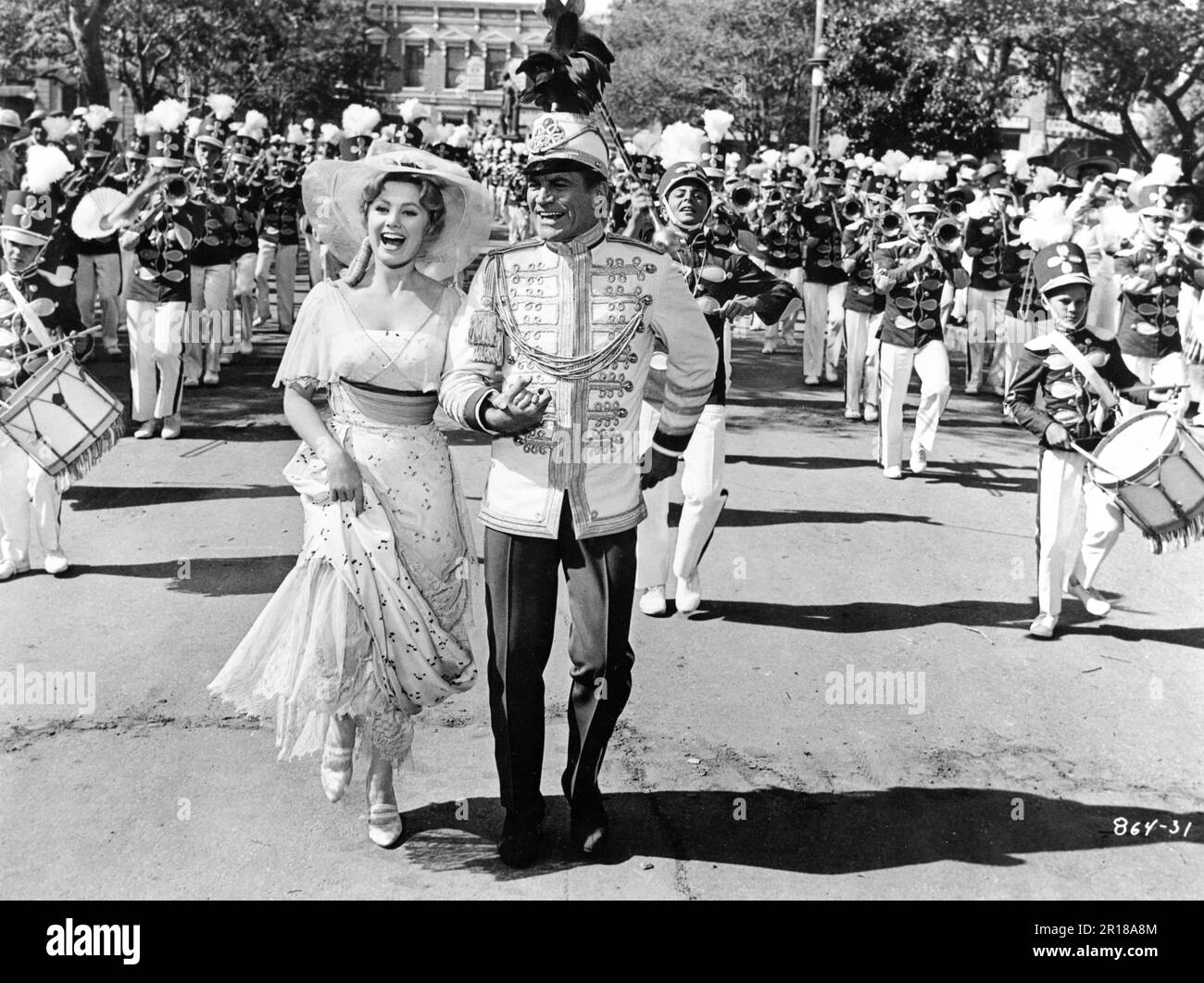 SHIRLEY JONES e ROBERT PRESTON nell'UOMO MUSICALE 1962 regista/produttore MORTON DaCOSTA basato sul musical di Meredith Wilson Costume design Dorothy Jeakins Warner Bros. Foto Stock