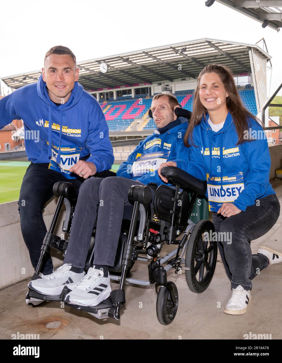 Rob Burrow con sua moglie Lindsey Burrow (a destra) e Kevin Sinfield durante una giornata di media tenutasi all'Headingley Stadium davanti alla Clarion Rob Burrow Leeds Marathon 2023 di domenica. Data immagine: Venerdì 12 maggio 2023. Foto Stock