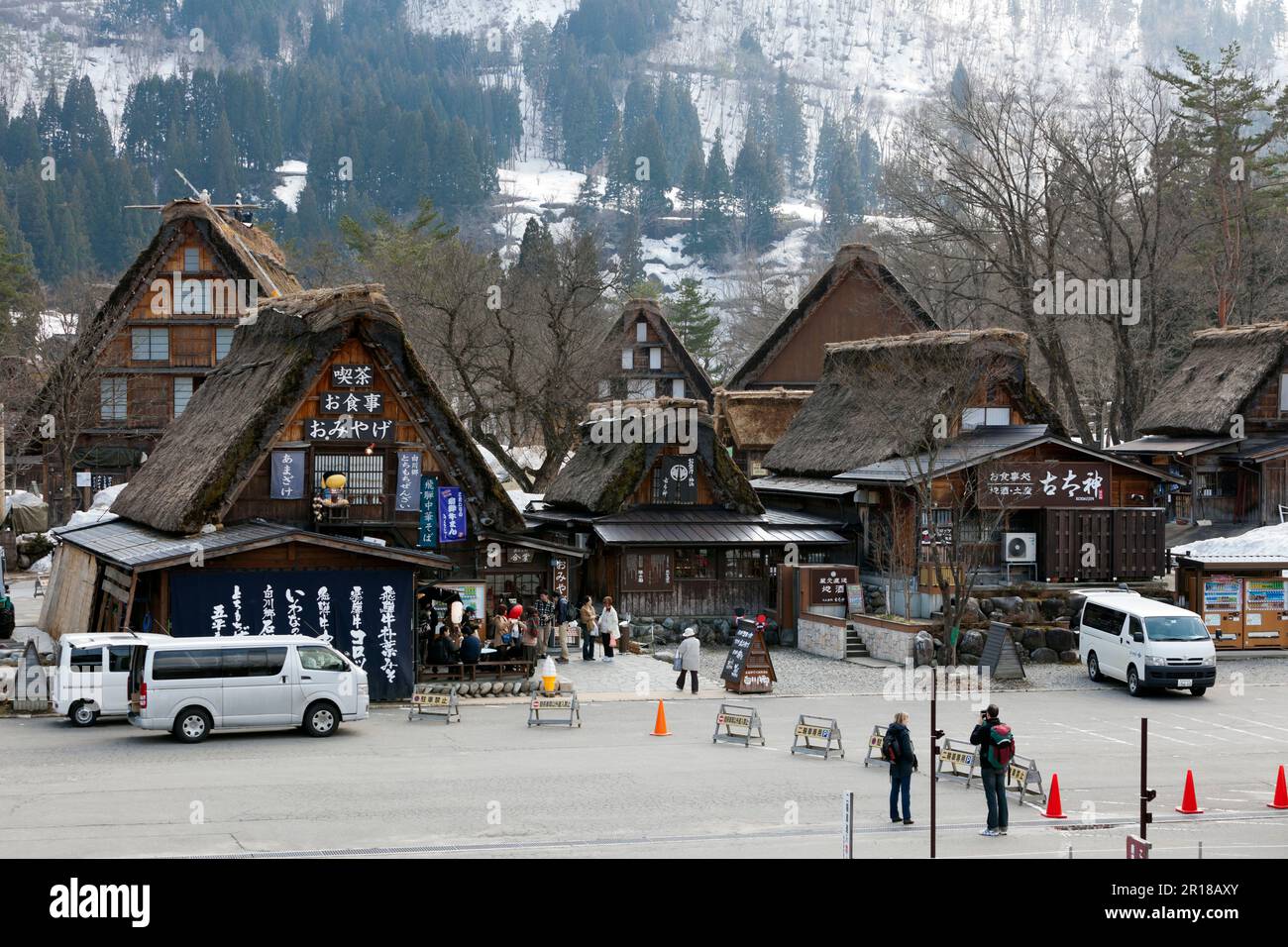 Gassho-zukuri di fronte al patrimonio mondiale Shirakawa villaggio fermata autobus Foto Stock