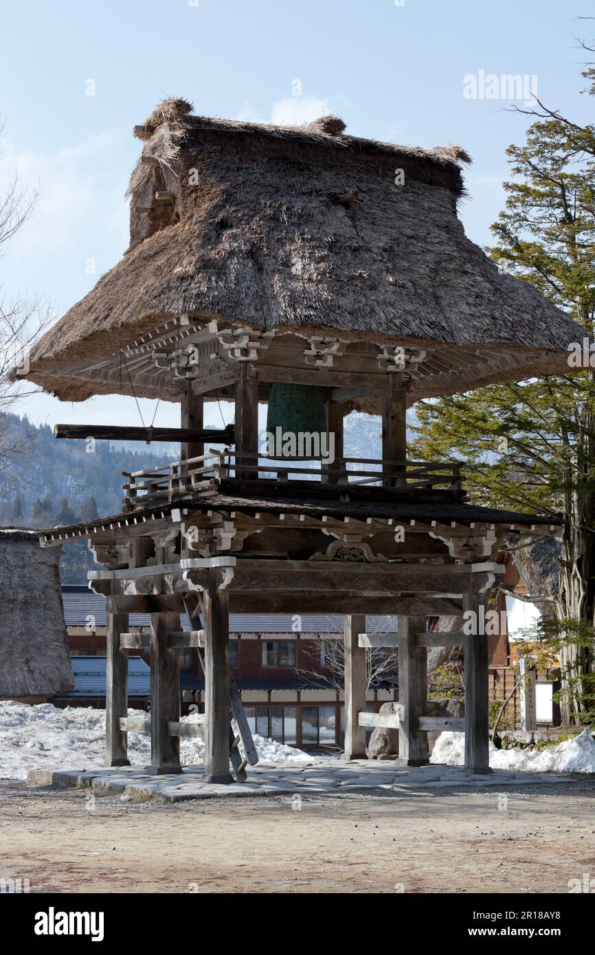 Patrimonio mondiale dell'umanità di Shirakawago, il cancello a volo di campane del Tempio di Myozen visto dall'area del Santuario Foto Stock