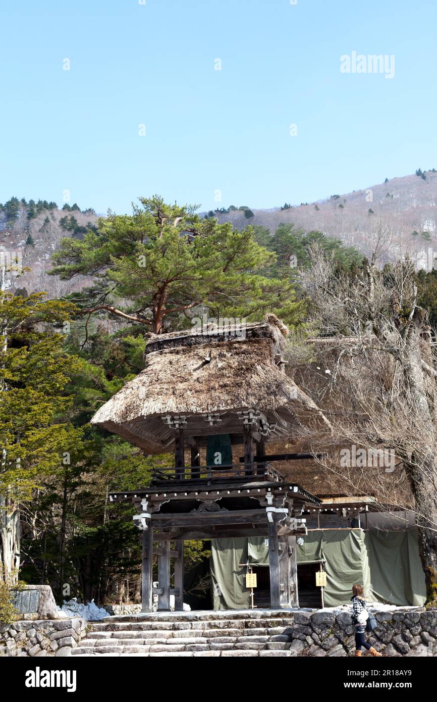 Shirakawago patrimonio mondiale, Myozen-tempio campanile porta Foto Stock