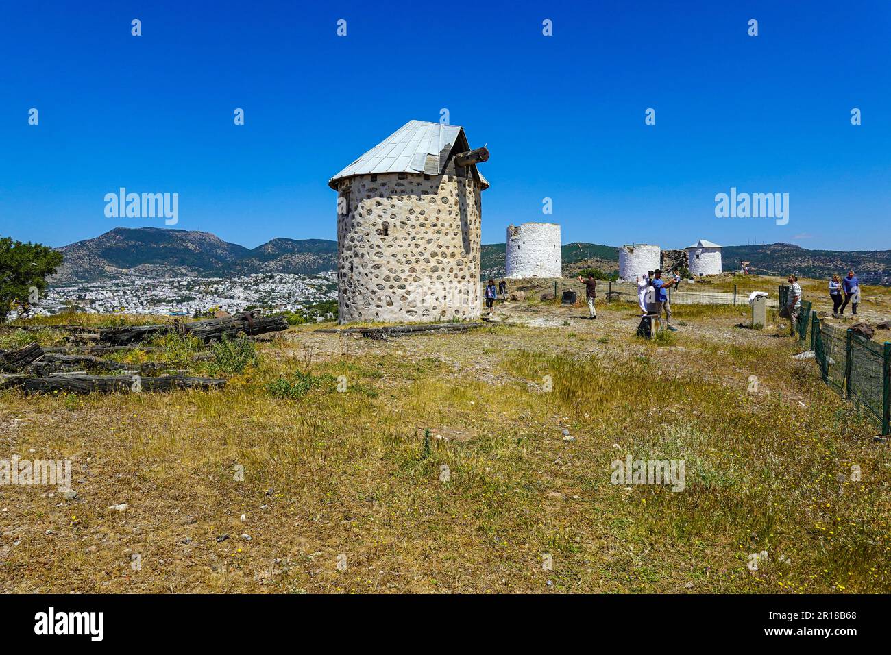 Vecchi mulini a vento e tempo soleggiato a Bodrum, destinazione di vacanza, Turchia, Mar Egeo, Foto Stock